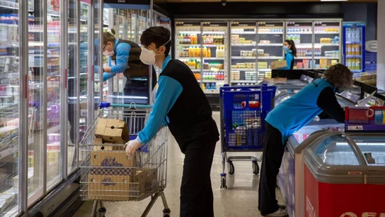 Trabajadores en un supermercado. Trabajadores en un supermercado.