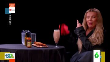 Las reacciones más extremas de los famosos al comerse una alita picante en el programa 'Hot ones'