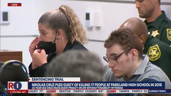 Las abogadas del autor de la masacre de Parkland se secan las lágrimas mientras testifican familiares de las víctimas Las abogadas del autor de la masacre de Parkland se secan las lágrimas mientras testifican familiares de las víctimas