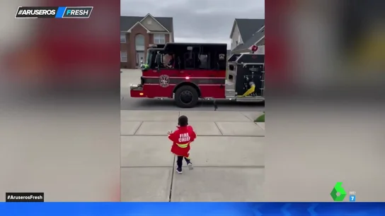 Bomberos sorprenden a un niño por su cumpleaños Bomberos sorprenden a un niño por su cumpleaños