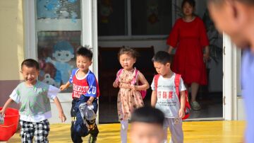 Niños a la salida de una guardería en Fuyang, China