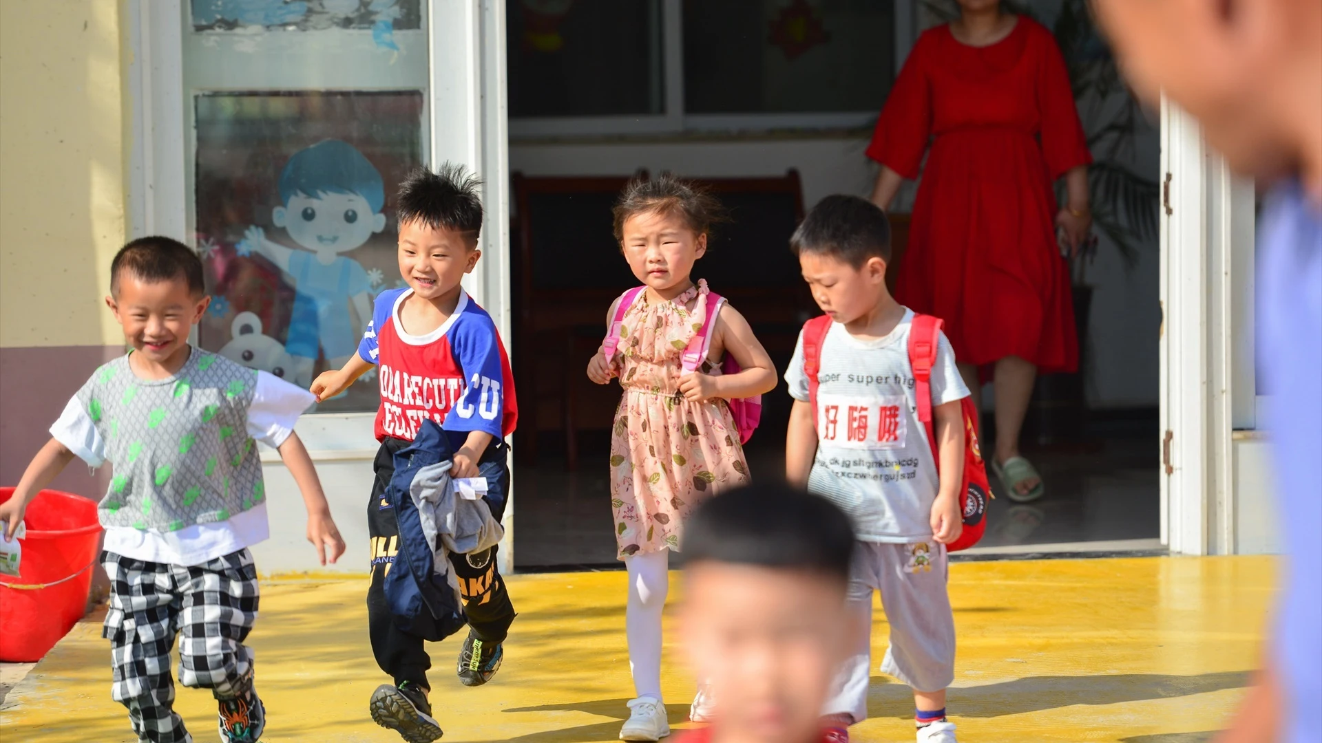 Niños a la salida de una guardería en Fuyang, China