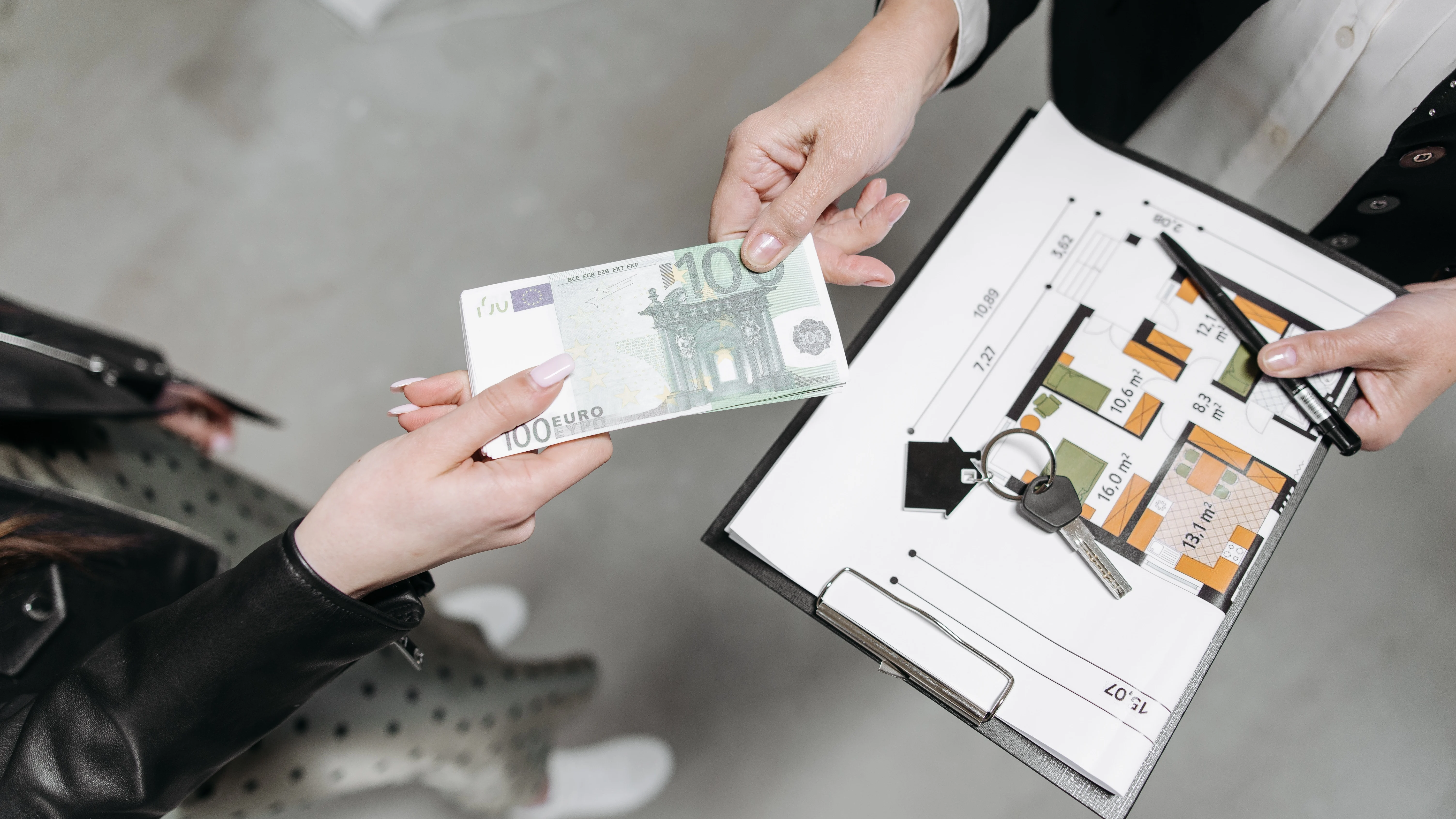 Un agente inmobiliario vende un piso y se lo oculta a su dueña durante dos años Un agente inmobiliario vende un piso y se lo oculta a su dueña durante dos años
