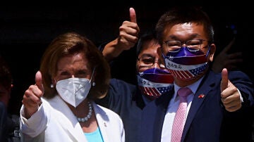 Nancy Pelosi, junto al vicepresidente legislativo de Taiwán, Tsai Chi-chang