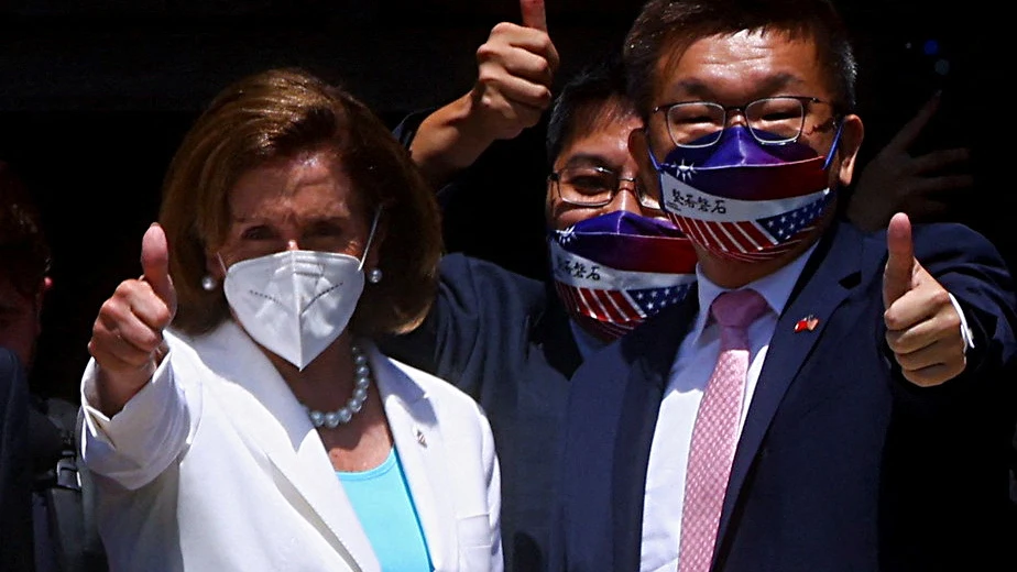 Nancy Pelosi, junto al vicepresidente legislativo de Taiwán, Tsai Chi-chang