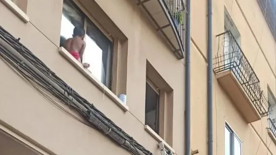 Salvan a un niño de caer al vacío desde una ventana a ocho metros de altura en Teruel Salvan a un niño de caer al vacío desde una ventana a ocho metros de altura en Teruel