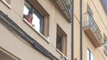 Salvan a un niño de caer al vacío desde una ventana a ocho metros de altura en Teruel