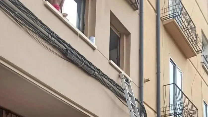 Salvan a un niño de caer al vacío desde una ventana a ocho metros de altura en Teruel