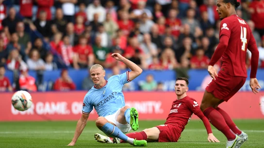 Haaland, defendido por Van Dijk y Robertson Haaland, defendido por Van Dijk y Robertson