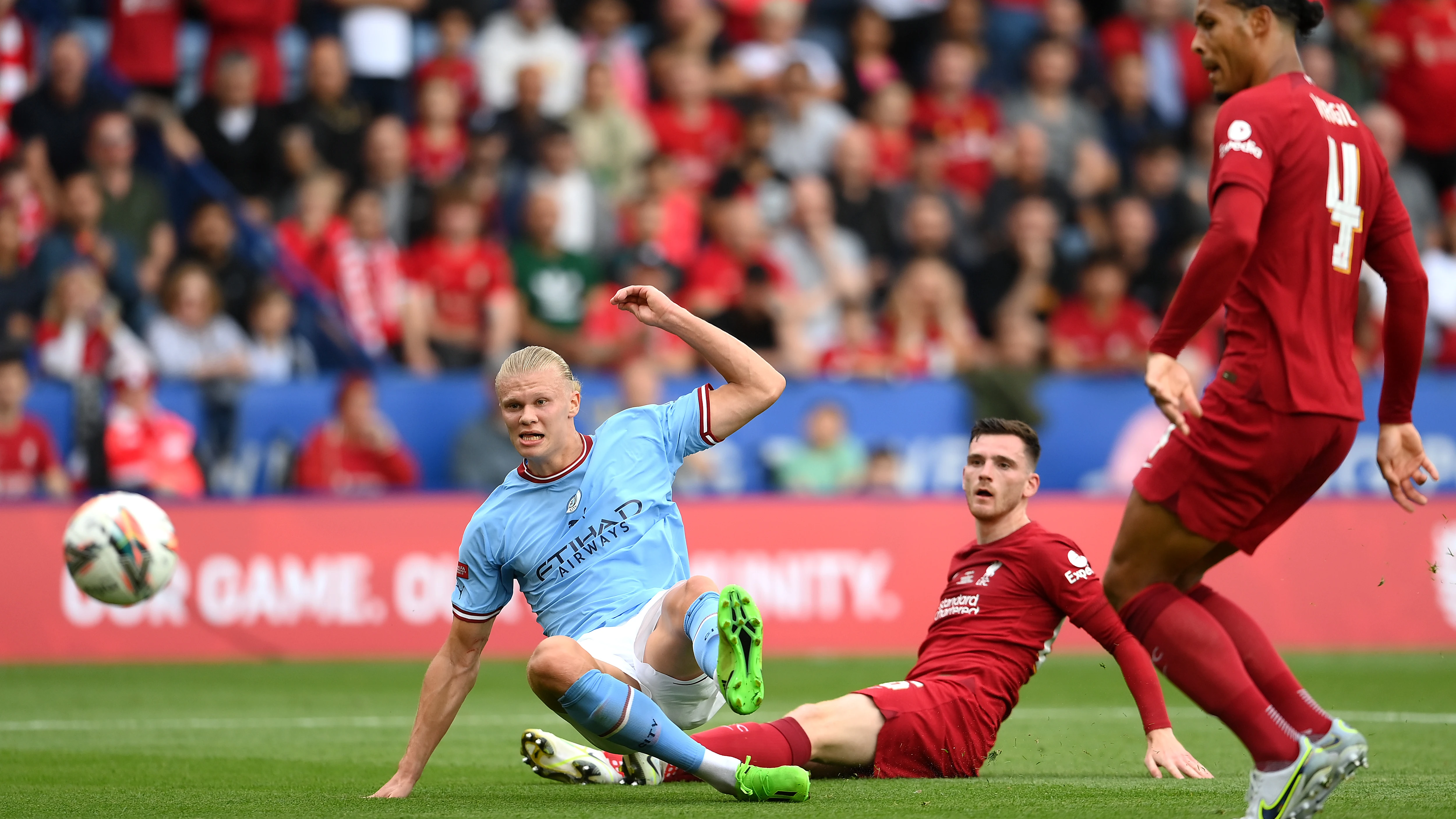 Haaland, defendido por Van Dijk y Robertson