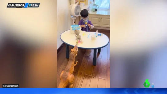 Niño juega a hacer PCRs Niño juega a hacer PCRs
