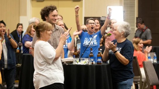 Partidarios del aborto en Kansas celebran los resultados del referéndum Partidarios del aborto en Kansas celebran los resultados del referéndum