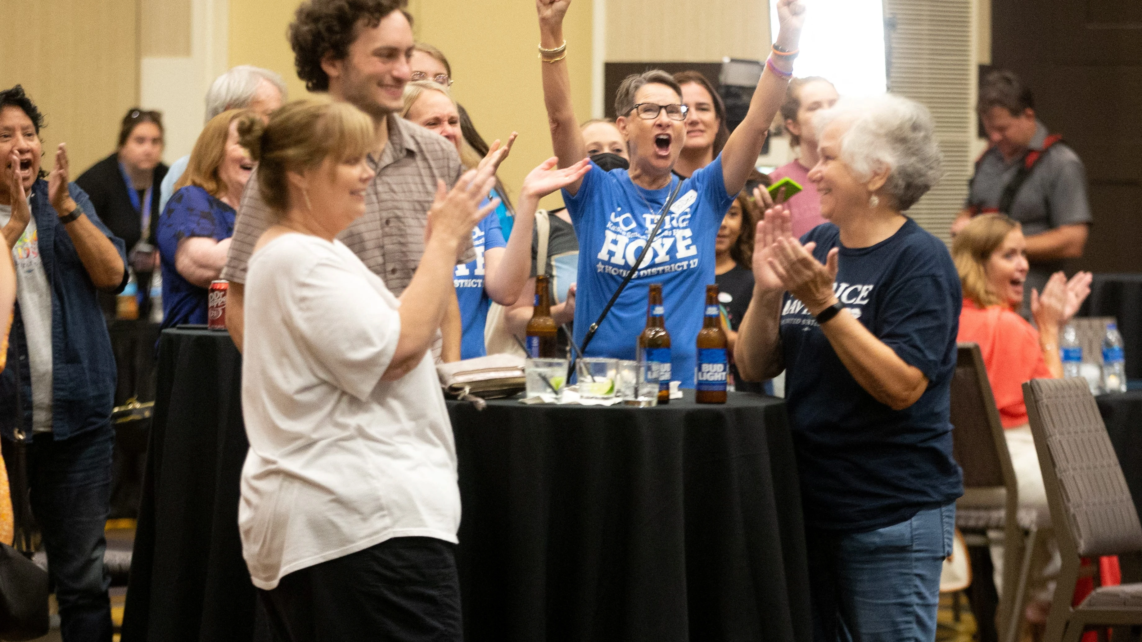 Partidarios del aborto en Kansas celebran los resultados del referéndum