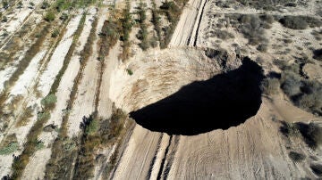 Vista aérea del socavón aparecido en Tierra Amarilla, Copiapo (Chile)