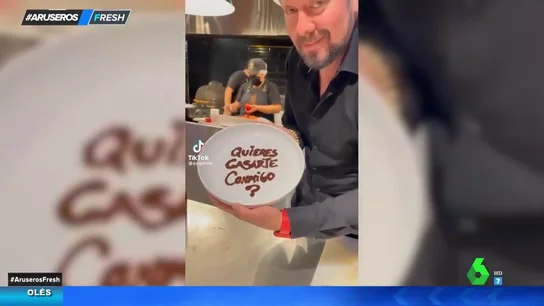 Pide matrimonio a su novia con un postre muy especial Pide matrimonio a su novia con un postre muy especial