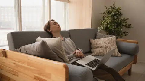 El riesgo de sufrir la enfermedad del hígado graso aumenta si trasnochas, roncas y duermes la siesta Hombre cansado se duerme en el trabajo