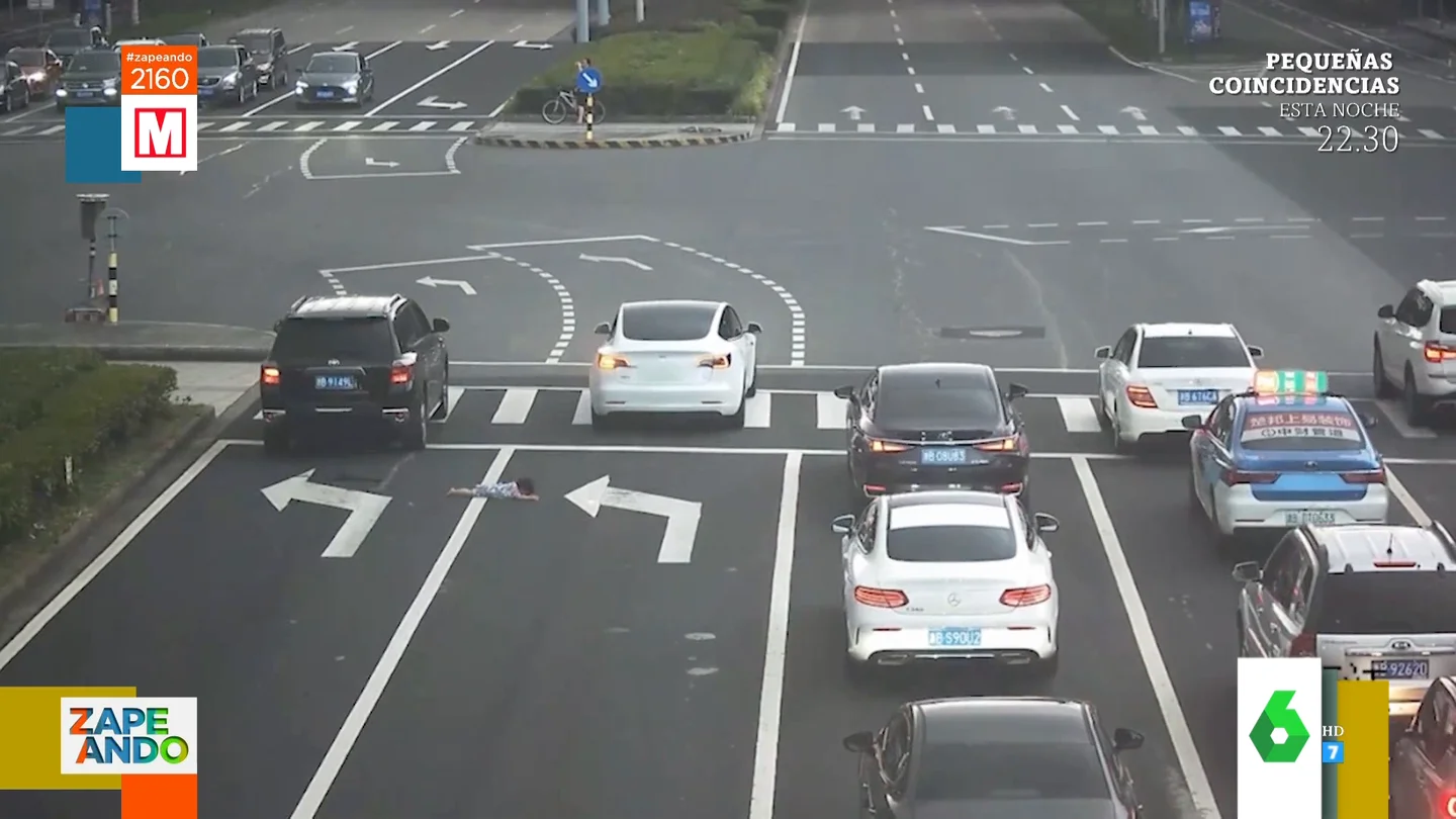 Un niño se cae del coche en medio de la carretera y sus padres no se dan cuenta Un niño se cae del coche en medio de la carretera y sus padres no se dan cuenta