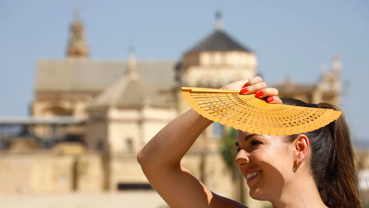 Una mujer se protege del sol con un abanico en Córdoba, ayer. Una mujer se protege del sol con un abanico en Córdoba, ayer.