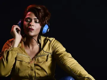 mujer con cascos oyendo música mujer con cascos oyendo música