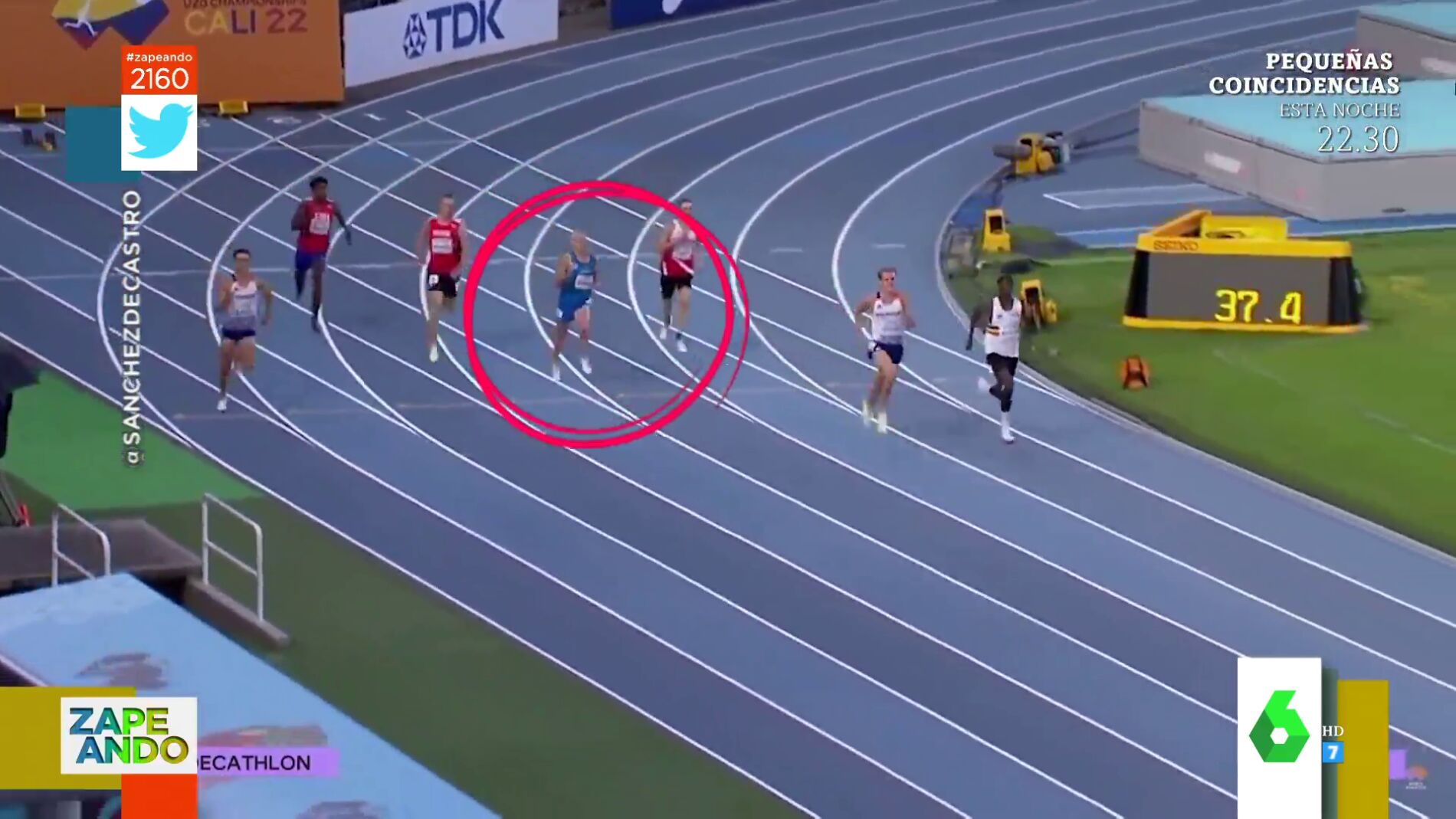 Un atleta corre sin calzoncillos y queda el ltimo en la carrera al tener que sujetarse los genitales