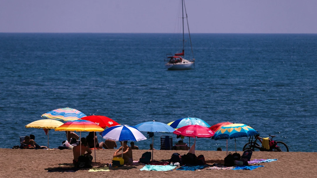 Imagen de archivo de un grupo de turistas en la playa