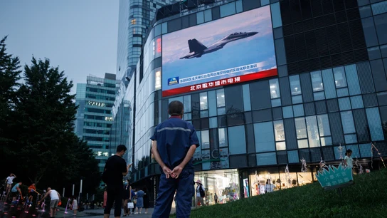 Un hombre observa las operaciones de China alrededor de Taiwán en Beijing Un hombre observa las operaciones de China alrededor de Taiwán en Beijing