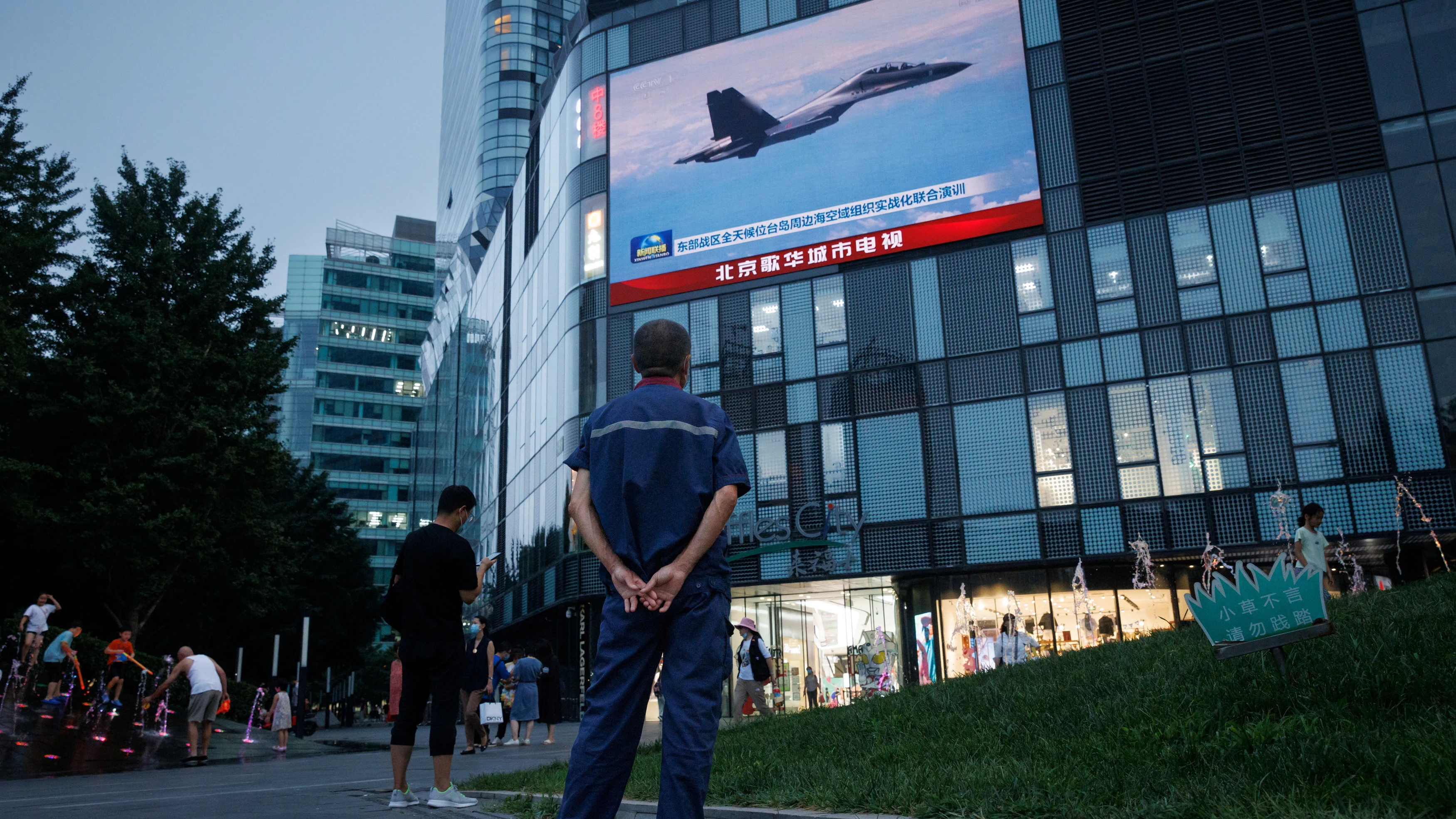Un hombre observa las operaciones de China alrededor de Taiwán en Beijing Un hombre observa las operaciones de China alrededor de Taiwán en Beijing