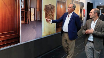 El vicepresidente de la Comunidad de Madrid, Enrique Ossorio, durante su visita este jueves en Móstoles a la Colección de Arte Contemporáneo en el Museo Centro de Arte Dos de Mayo.
