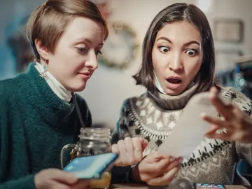 Chicas pagando la cuenta de un restaurante Chicas pagando la cuenta de un restaurante