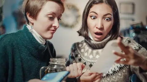 Chicas pagando la cuenta de un restaurante Chicas pagando la cuenta de un restaurante
