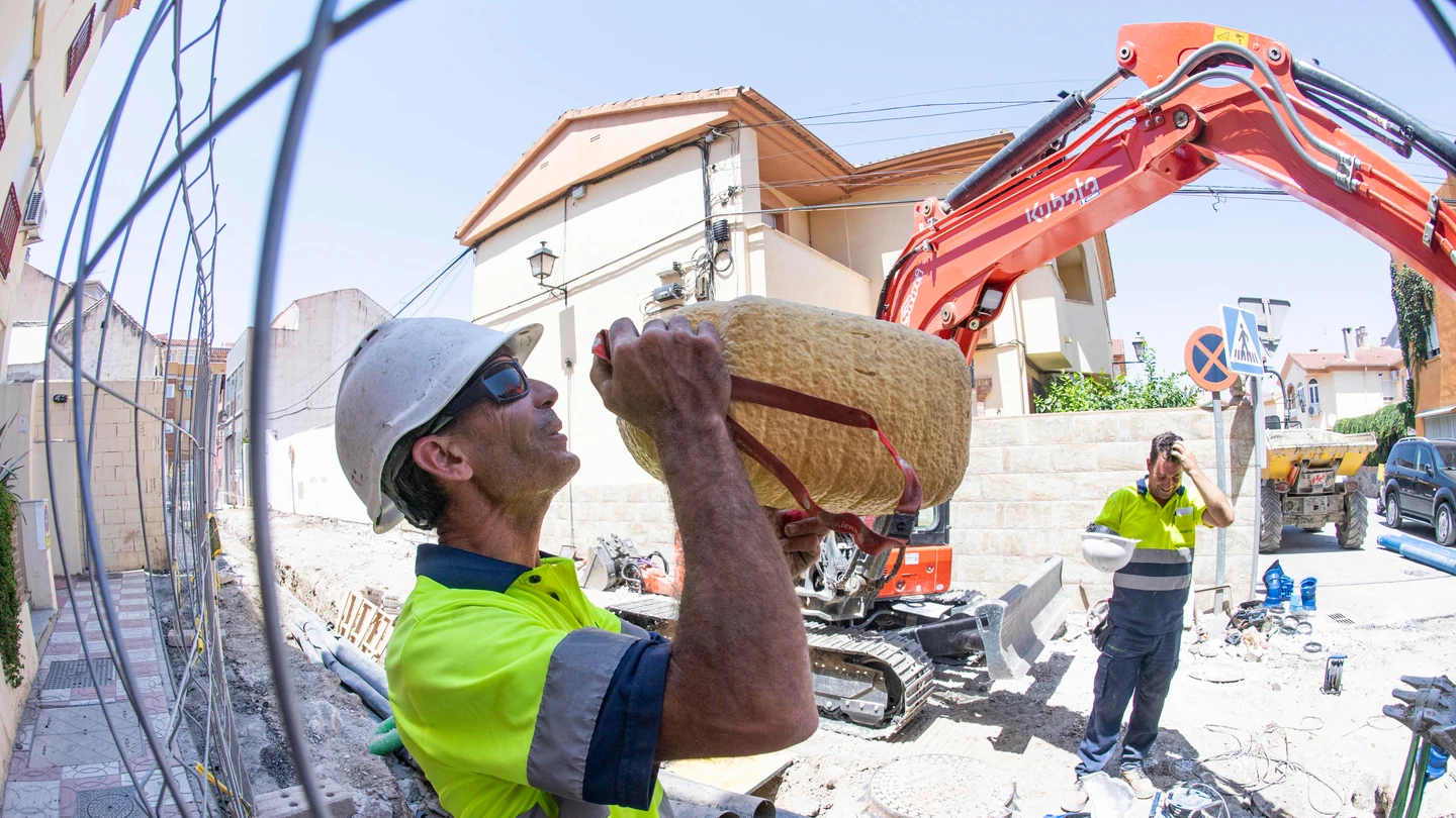 Un operario bebe agua en un descanso mientras realiza tareas de canalización de aguas en una calle de Granada Un operario bebe agua en un descanso mientras realiza tareas de canalización de aguas en una calle de Granada
