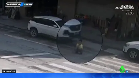 Niño arrollado por un coche resulta ileso Niño arrollado por un coche resulta ileso