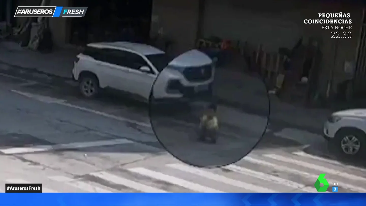 Niño arrollado por un coche resulta ileso Niño arrollado por un coche resulta ileso