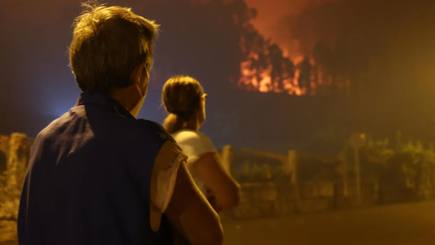 Dos personas observan el avance del Fuego en la localidad de Caldas de Reis, en Pontevedra. Dos personas observan el avance del Fuego en la localidad de Caldas de Reis, en Pontevedra.