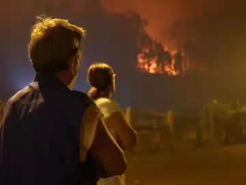  Dos personas observan el avance del Fuego en la localidad de Caldas de Reis, en Pontevedra.