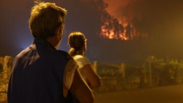  Dos personas observan el avance del Fuego en la localidad de Caldas de Reis, en Pontevedra.
