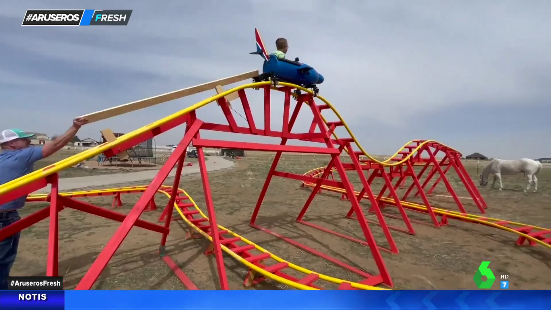 Piloto construye una montaña rusa para su hijo en el patio de su casa