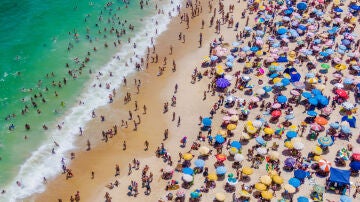 Playa llena de gente