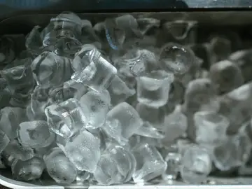 Dos maneras de hacer hielo más rápido (y dos trucos para enfriar las bebidas sin hielo)