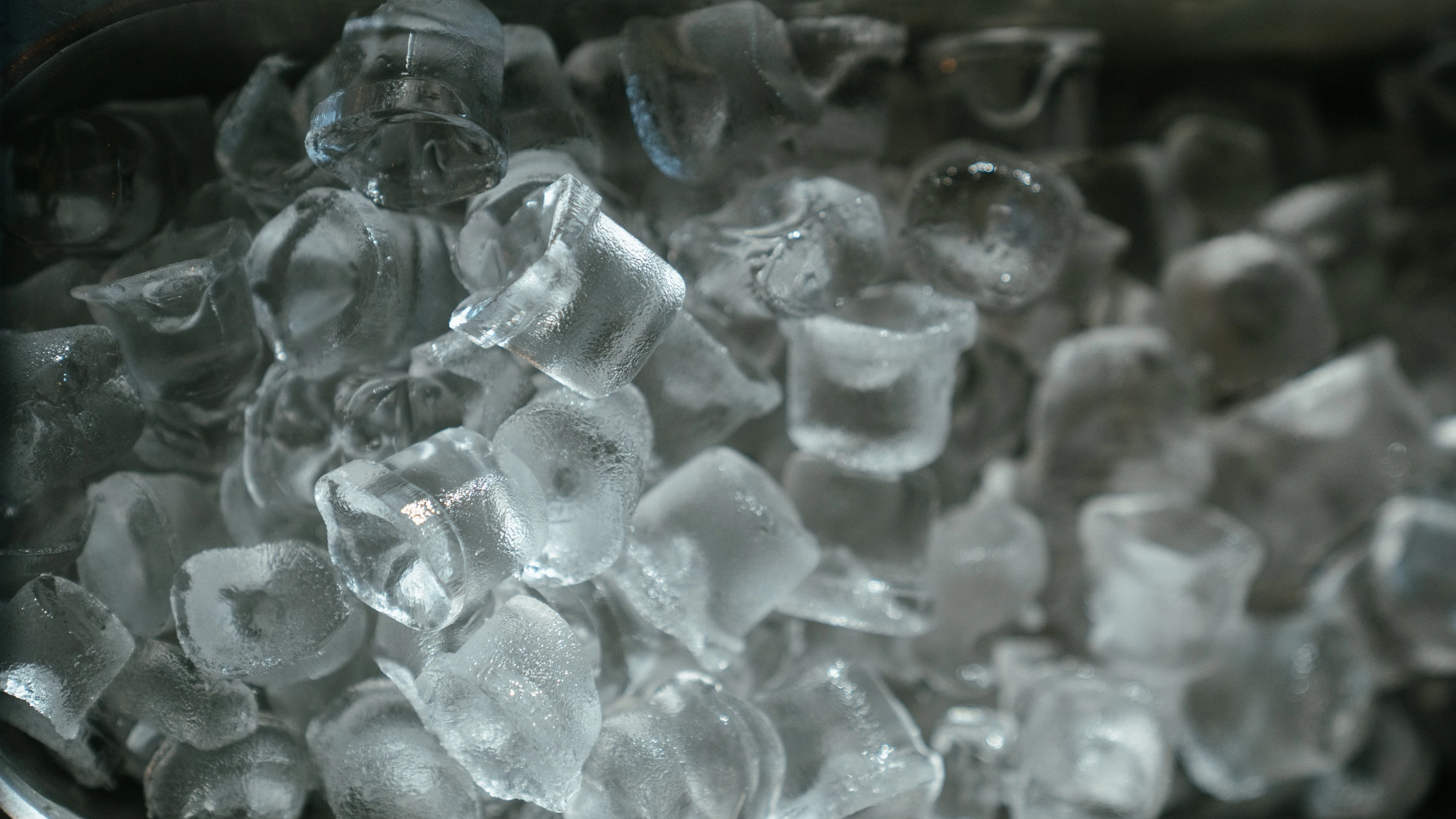 Dos maneras de hacer hielo más rápido (y dos trucos para enfriar las bebidas sin hielo)