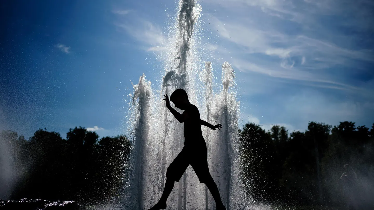Un niño camina junto a una fuente en el parque Lustgarten en Berlín, donde estos días se sufre una ola de calor. Instrucciones para una ola de calor: consejos básicos para combatir las altas temperaturas