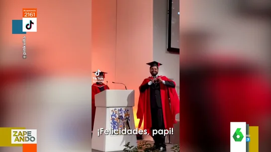 a tierna reacción de una niña al ver cómo su padre se gradúa a tierna reacción de una niña al ver cómo su padre se gradúa