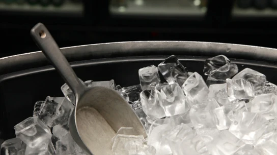 Las maneras de hacer hielo más rápido (y un truco para enfriar las bebidas sin hielo) Las maneras de hacer hielo más rápido (y un truco para enfriar las bebidas sin hielo)