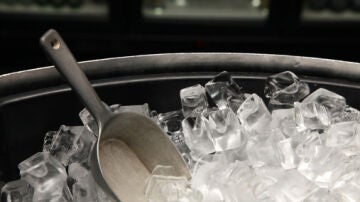 Las maneras de hacer hielo más rápido (y un truco para enfriar las bebidas sin hielo)