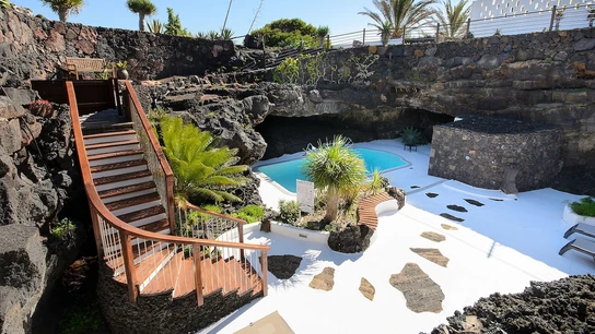 Lanzarote no es de lo más barato, pero mira qué paraíso. Lanzarote no es de lo más barato, pero mira qué paraíso.