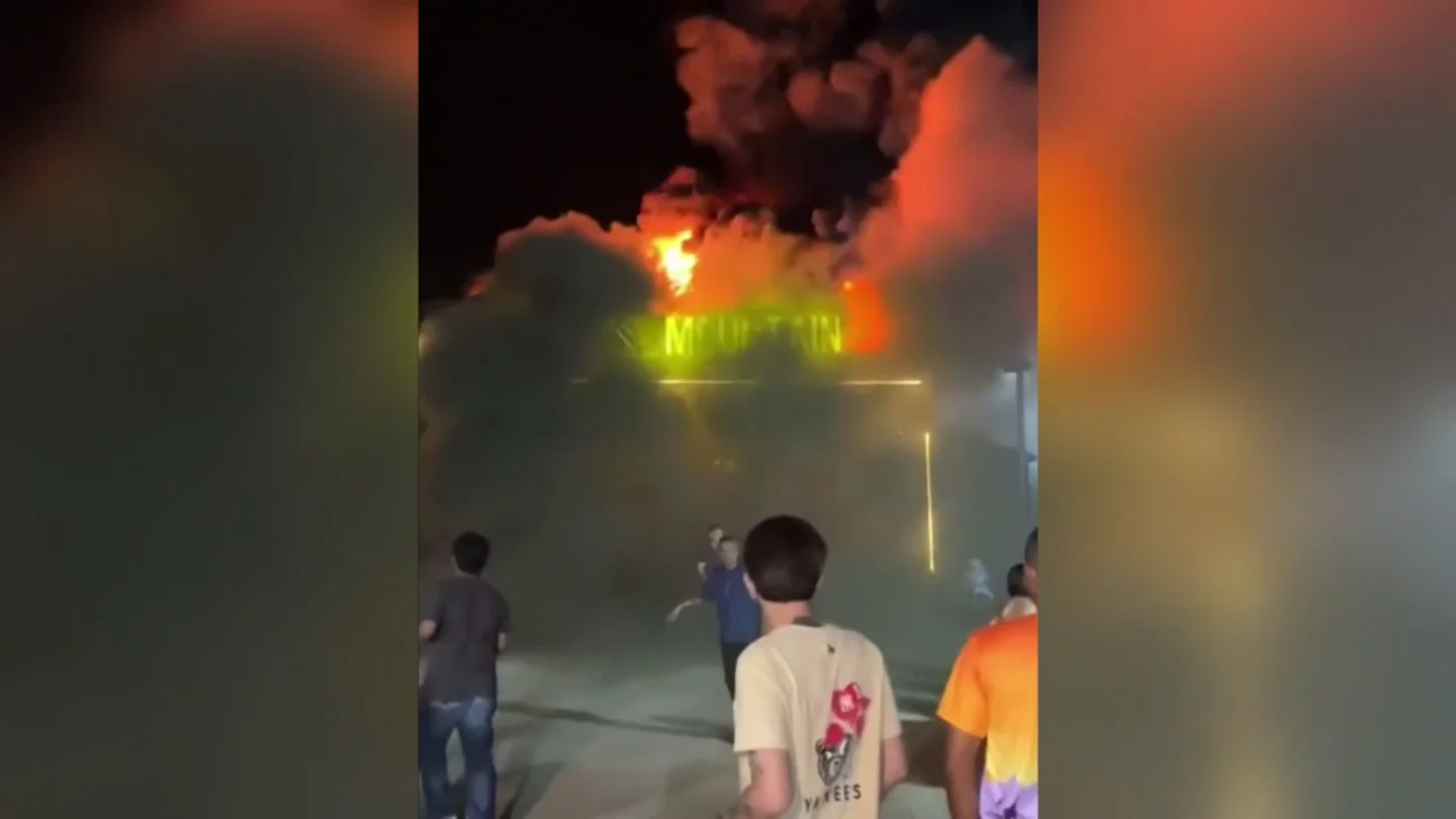 Al menos 13 muertos y 37 heridos tras un incendio en una discoteca de Tailandia Al menos 13 muertos y 37 heridos tras un incendio en una discoteca de Tailandia
