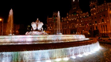 La plaza de Cibeles, en Madrid, iluminada de noche.