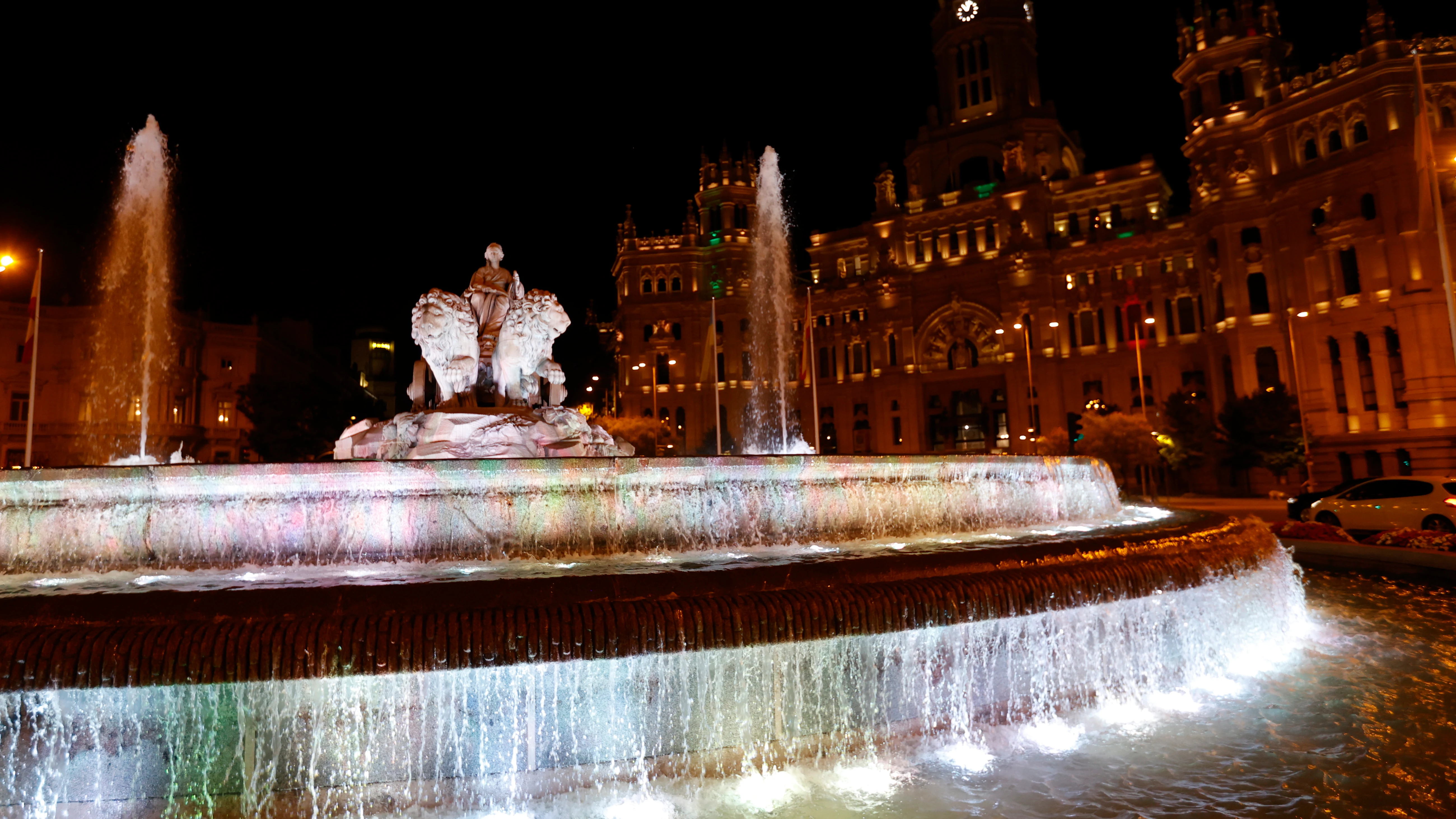 La plaza de Cibeles, en Madrid, iluminada de noche.