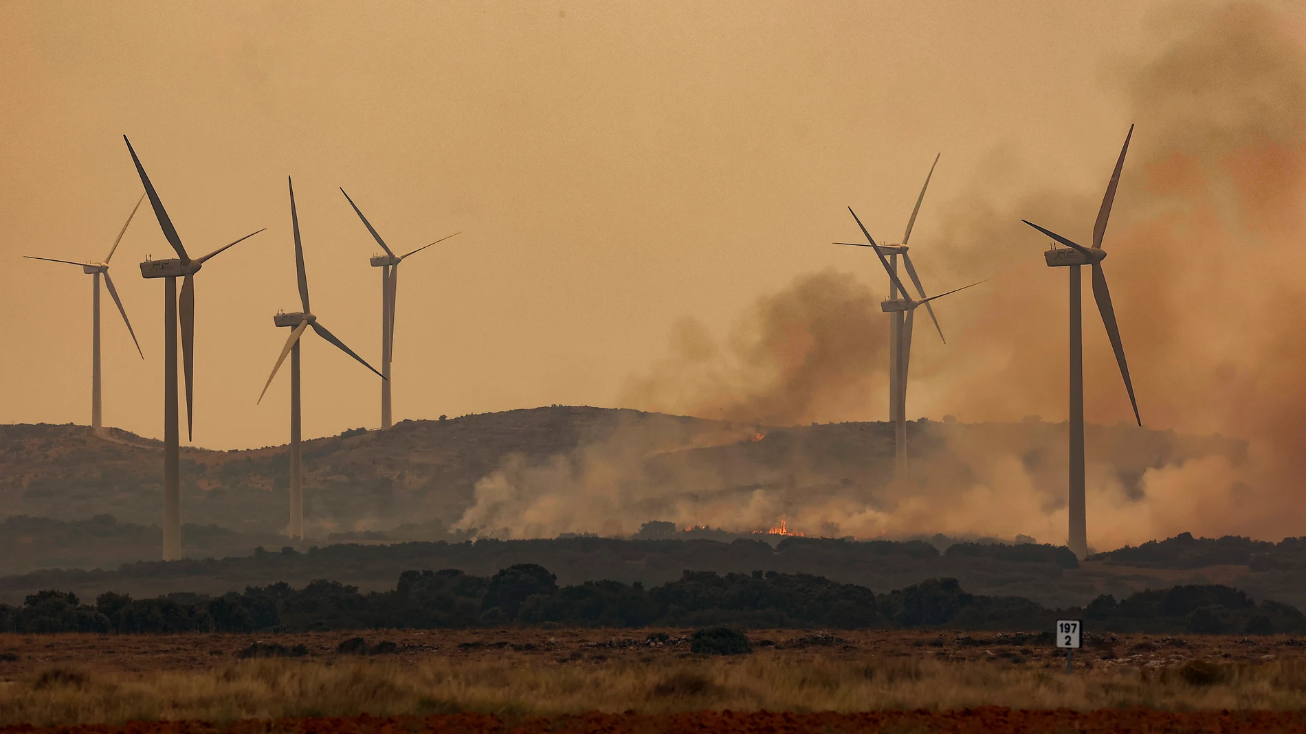 Varios molinos de viento cerca de la autovía A23, durante el incendio en Bejís.