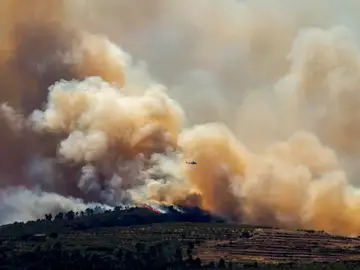 El Fuego de Bejís avanza hacia la Sierra Calderona que ya arde por un nuevo incendio en Olocau